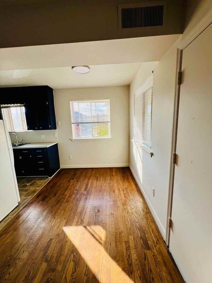 217 Mountain Ave Sw #11 - Photo 3 of 10