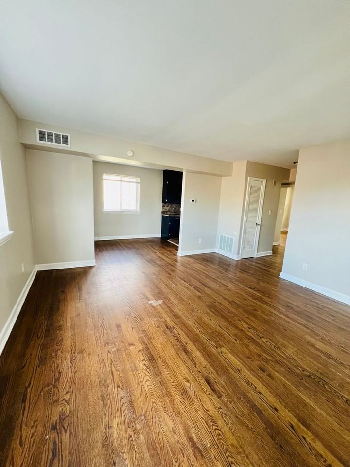 217 Mountain Ave Sw #7 - Photo 3 of 11