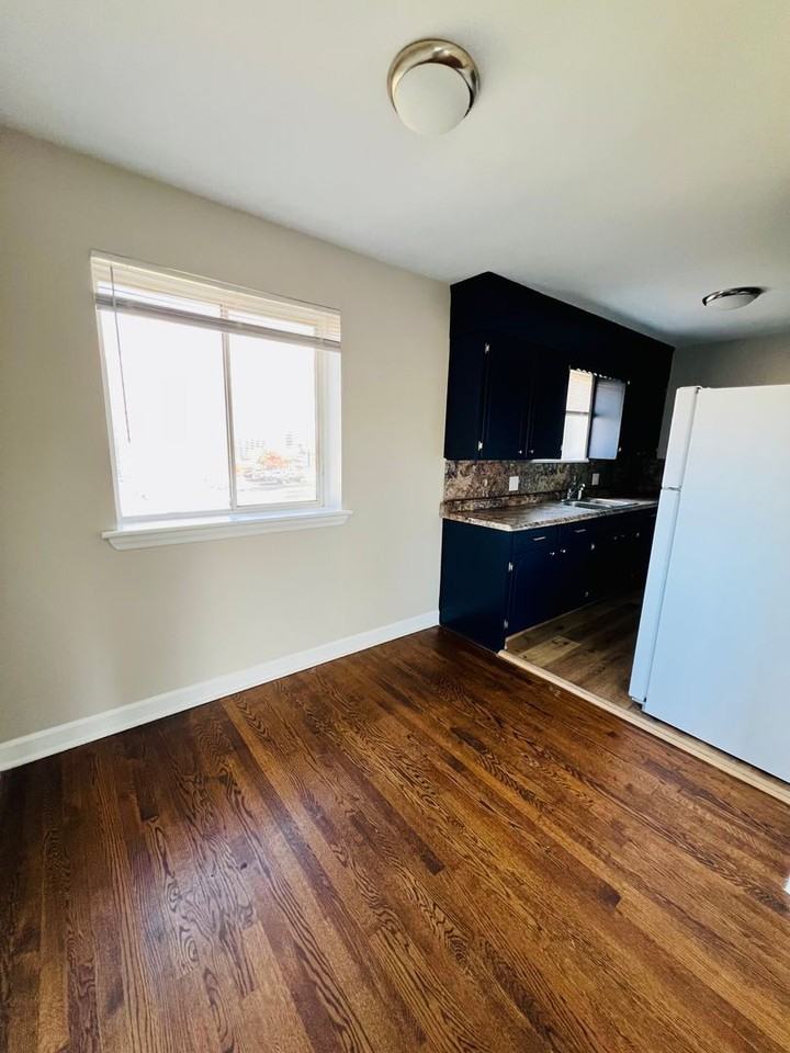 217 Mountain Ave Sw #7 - Photo 4 of 11