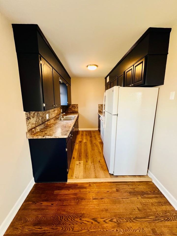 217 Mountain Ave Sw #7 - Photo 5 of 11