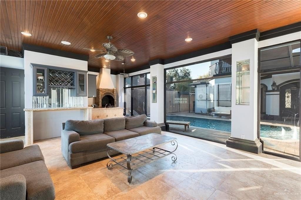 4701 Ebony Ave - Photo 3 of 25