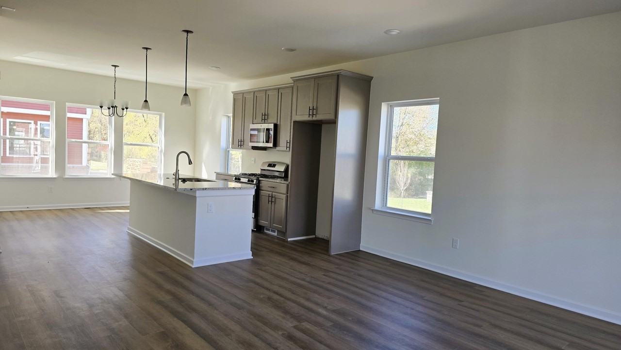 4876 Parkside Lane - Photo 4 of 15