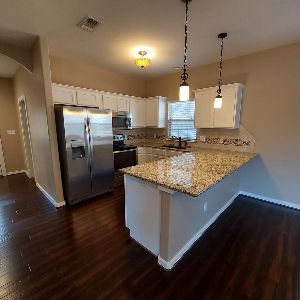 300 Knights Row - Photo 4 of 18