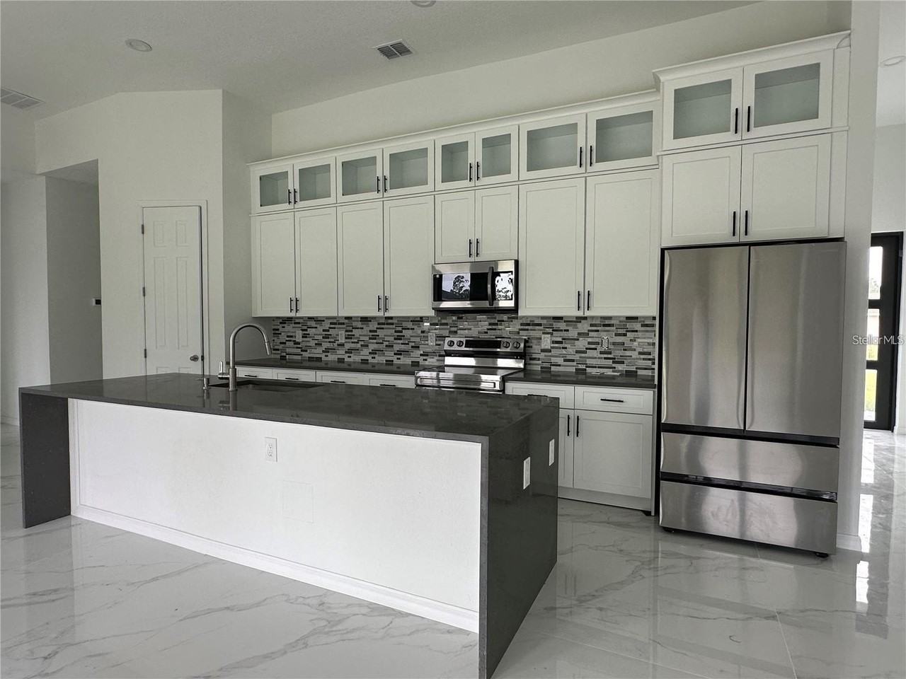 4439 Eldron Ave - Photo 4 of 23