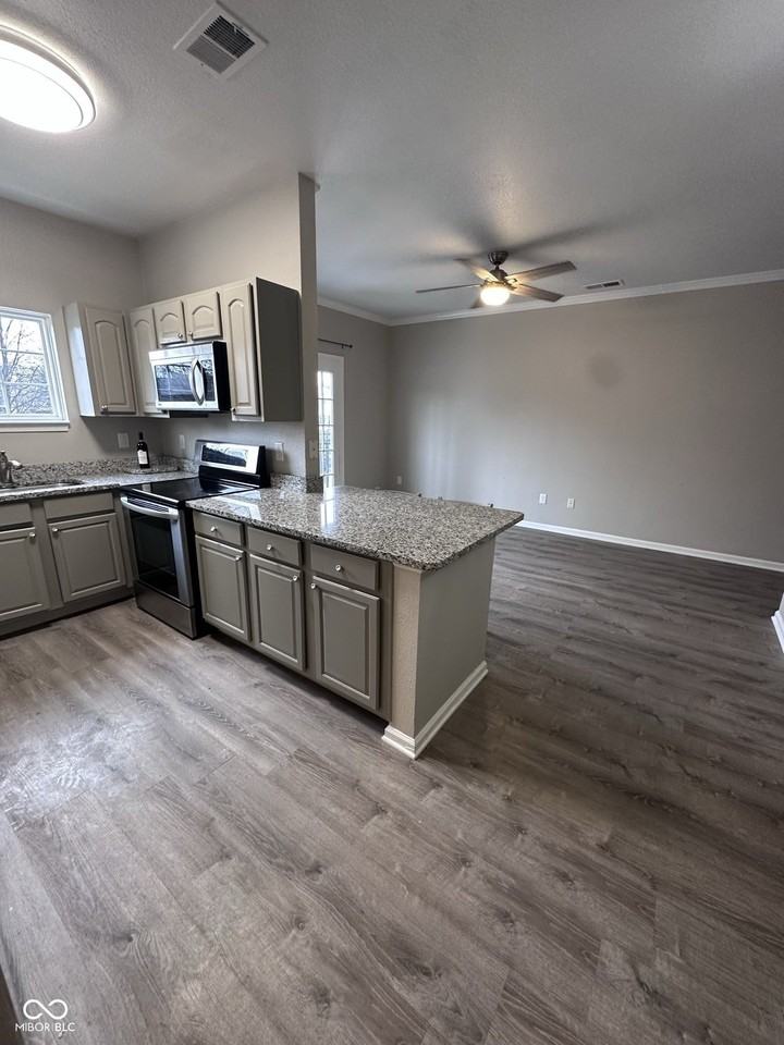 12938 University Cres #2B - Photo 3 of 22