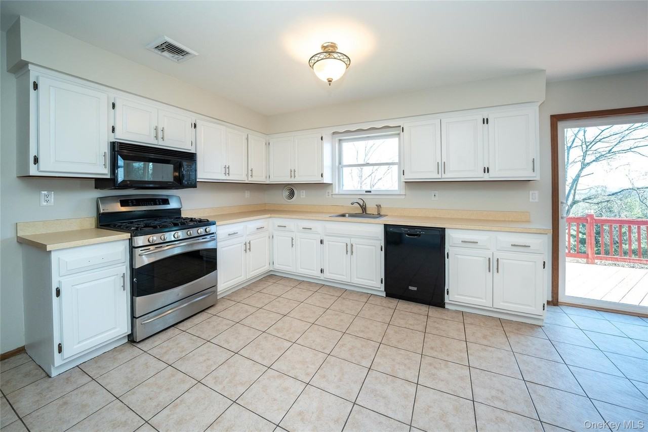 62 Walter Dr - Photo 4 of 28