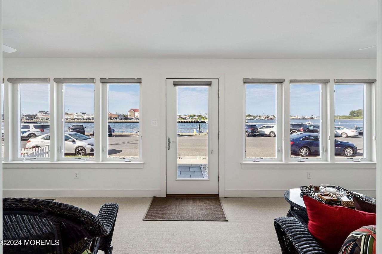 556 Riverside Drive - Photo 4 of 42