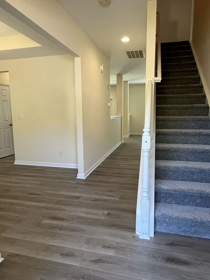 242 Summit Park Ct - Photo 3 of 32