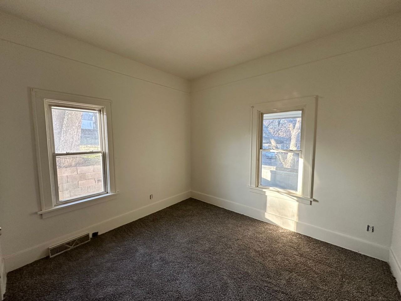 1710 W 14th St - Photo 3 of 6