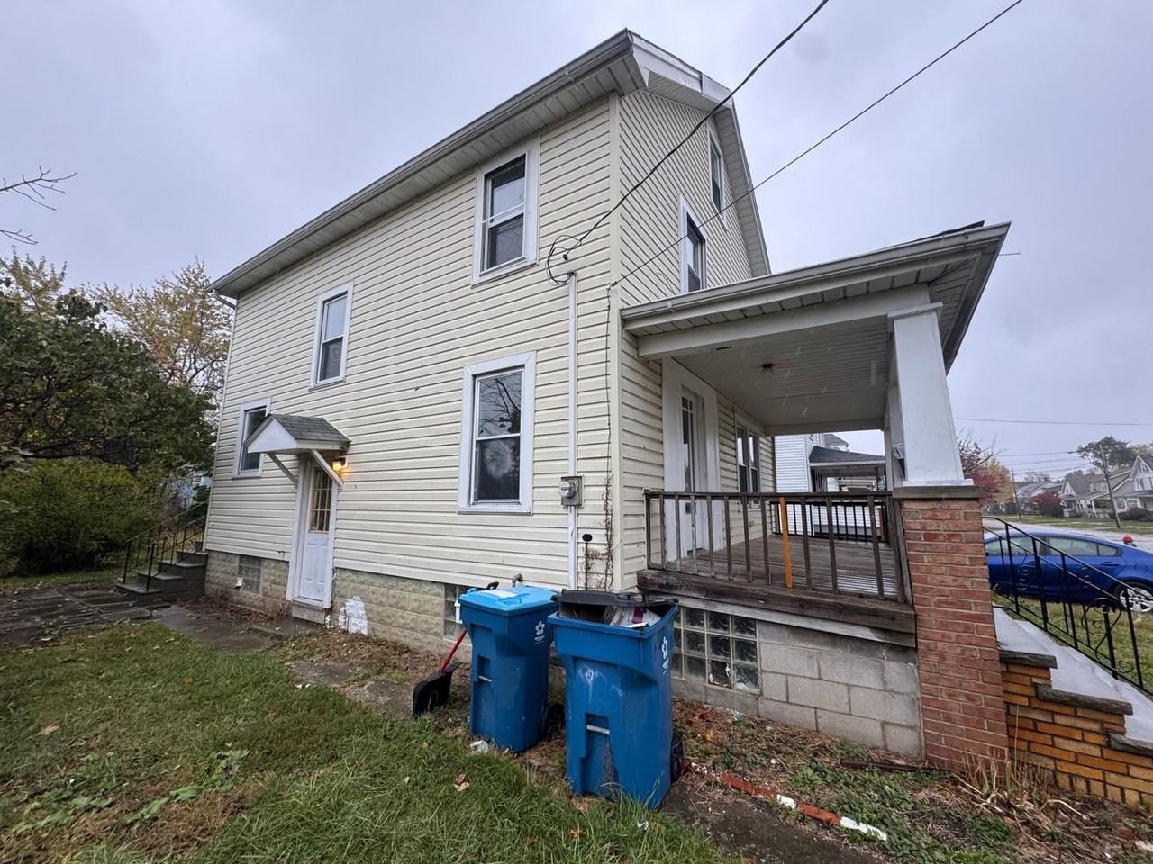 930 W 18th St - Photo 2 of 33