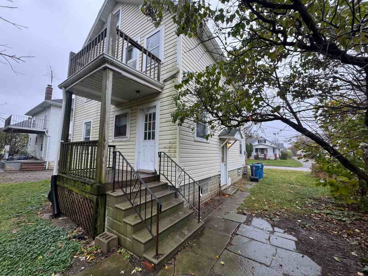 930 W 18th St - Photo 3 of 33