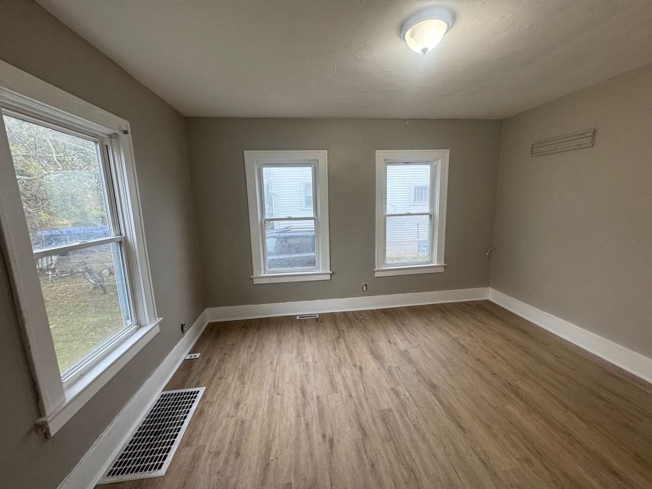 930 W 18th St - Photo 5 of 33