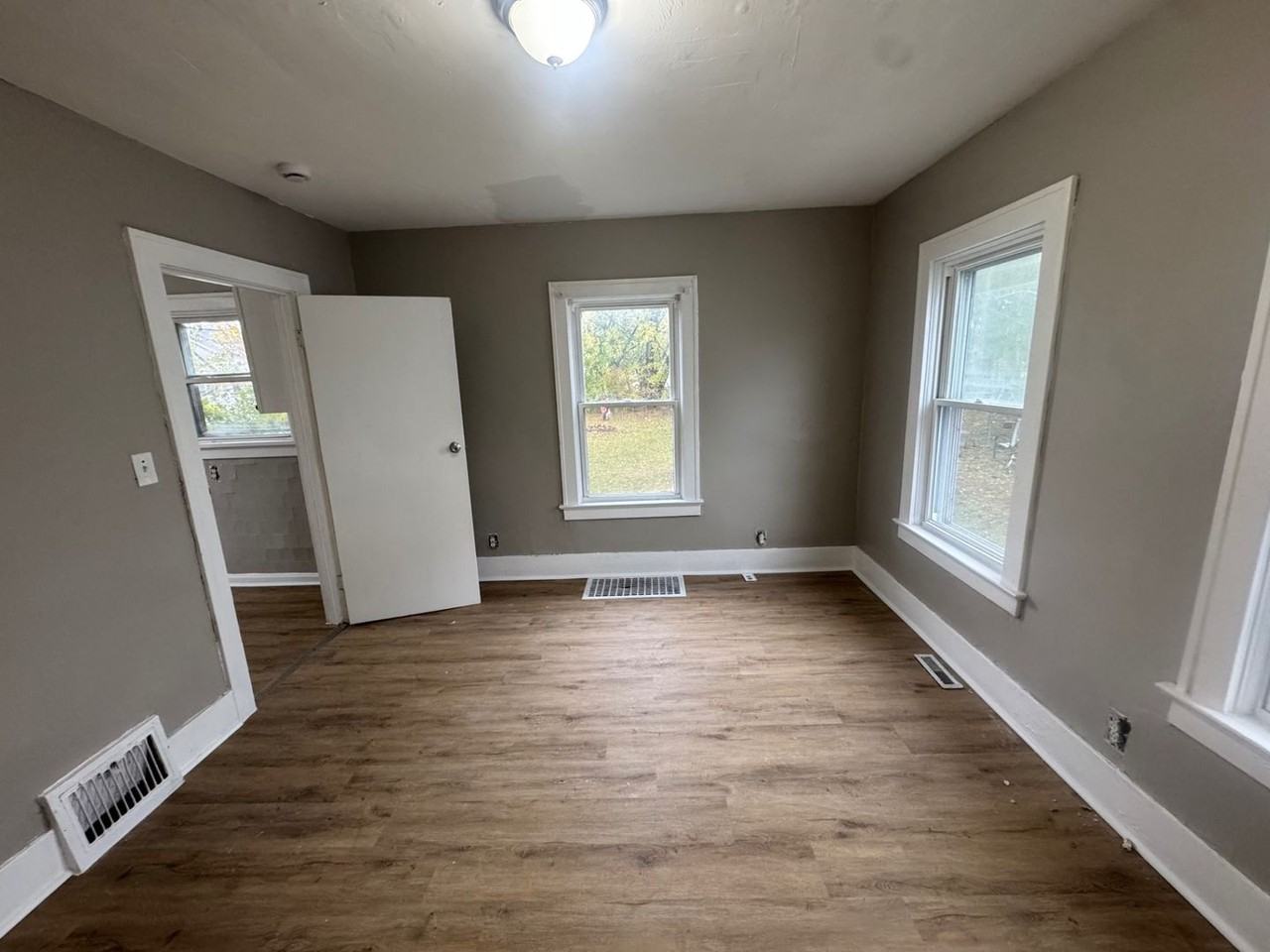 930 W 18th St - Photo 6 of 33