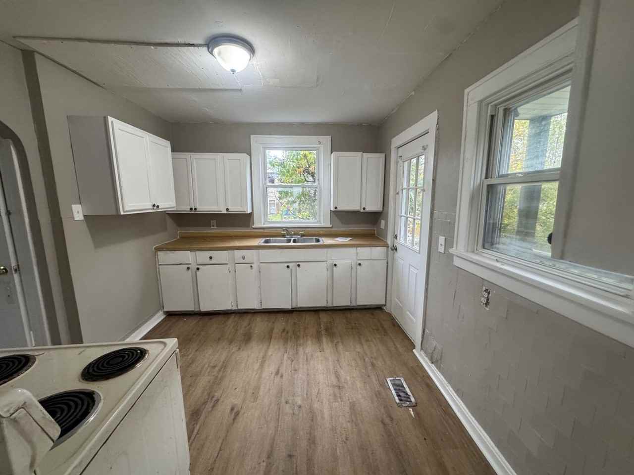 930 W 18th St - Photo 7 of 33