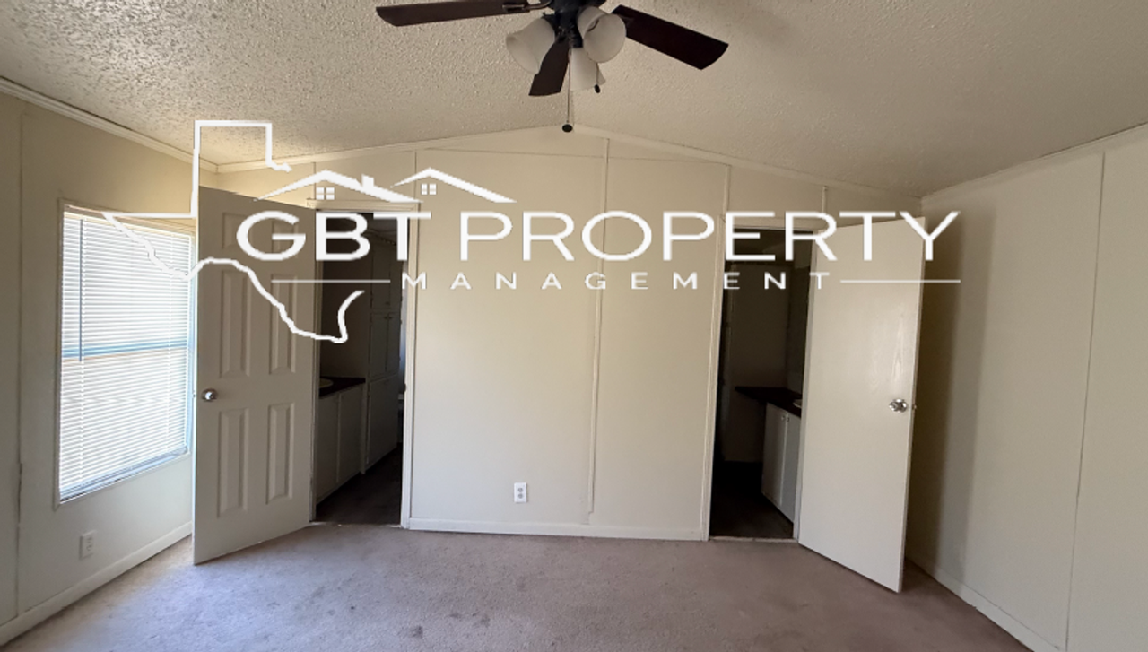 410 E Collins St - Photo 4 of 5