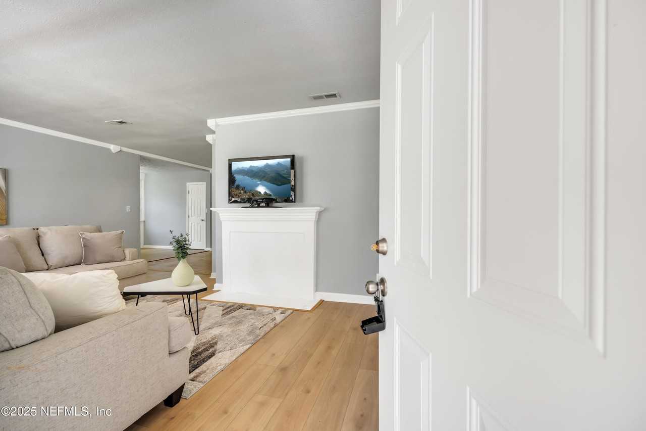 1232 Hamilton St - Photo 5 of 27