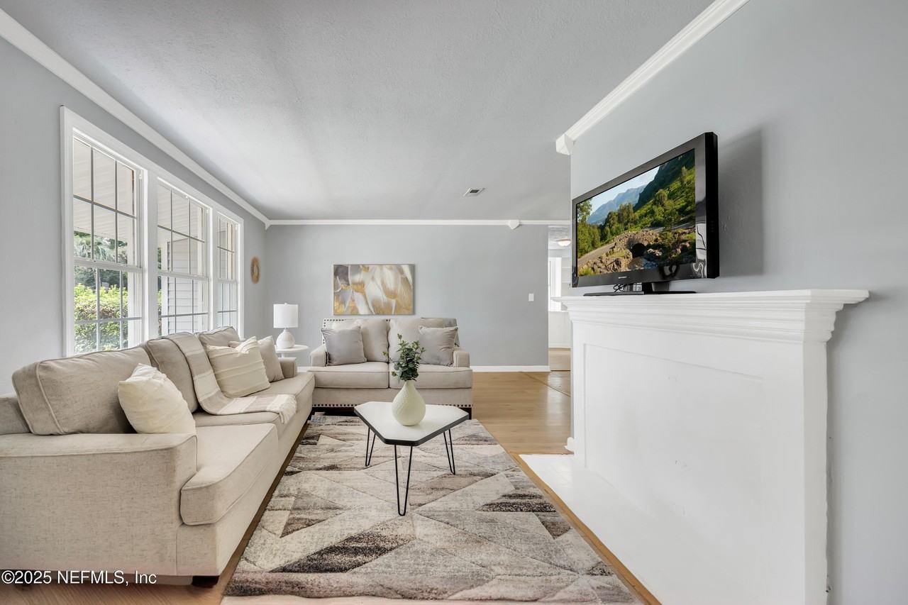 1232 Hamilton St - Photo 7 of 27