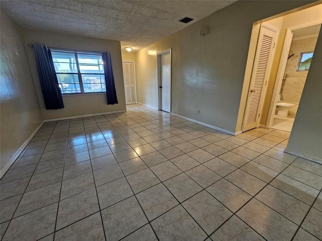 7621 Nw 74th Ter - Photo 4 of 13