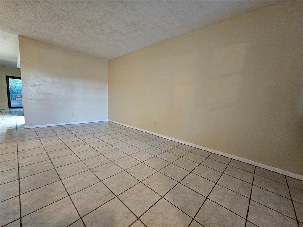 7621 Nw 74th Ter - Photo 5 of 13