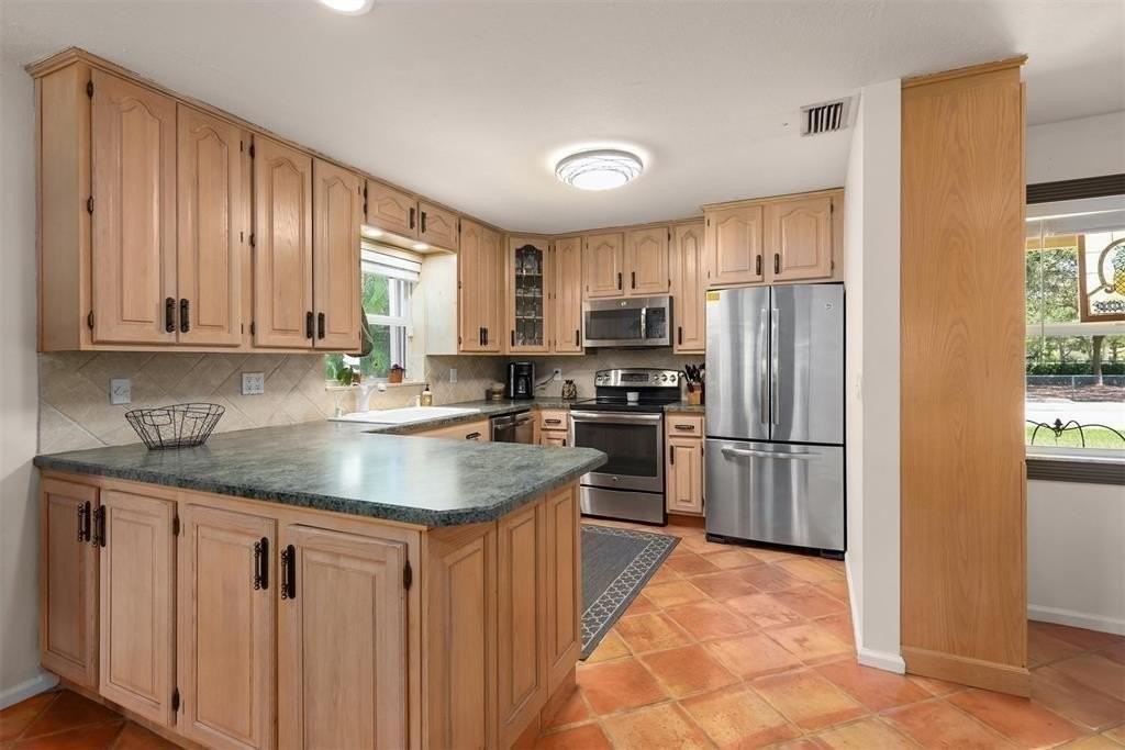 8590 Nw 38th Dr - Photo 3 of 11