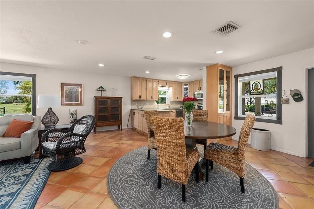 8590 Nw 38th Dr - Photo 4 of 11