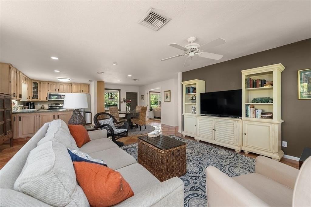 8590 Nw 38th Dr - Photo 5 of 11