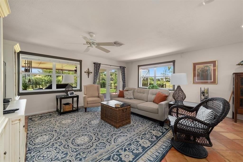 8590 Nw 38th Dr - Photo 6 of 11