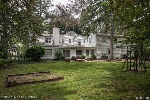 645 Arlington St - Photo 4 of 33