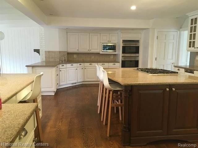 645 Arlington St - Photo 7 of 33