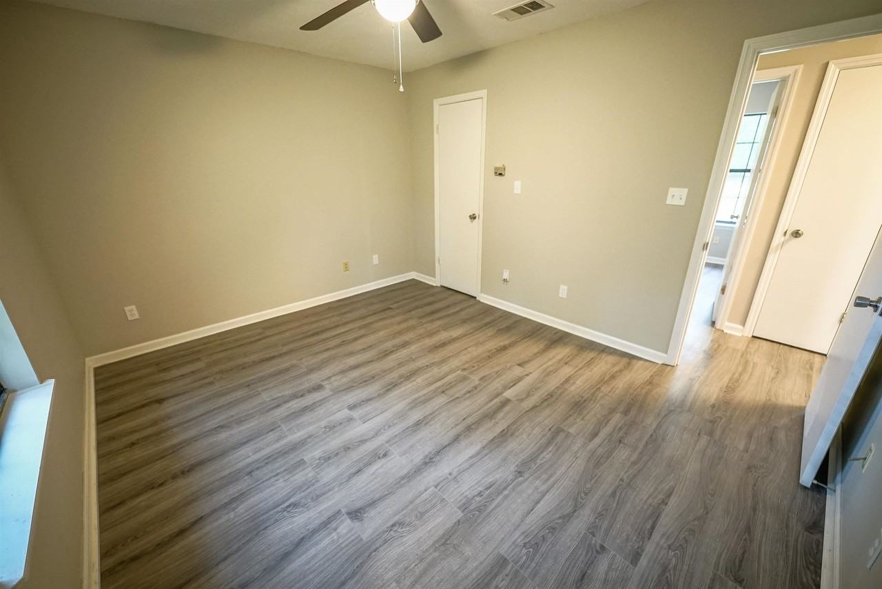 8407 Lenova Ln - Photo 4 of 38