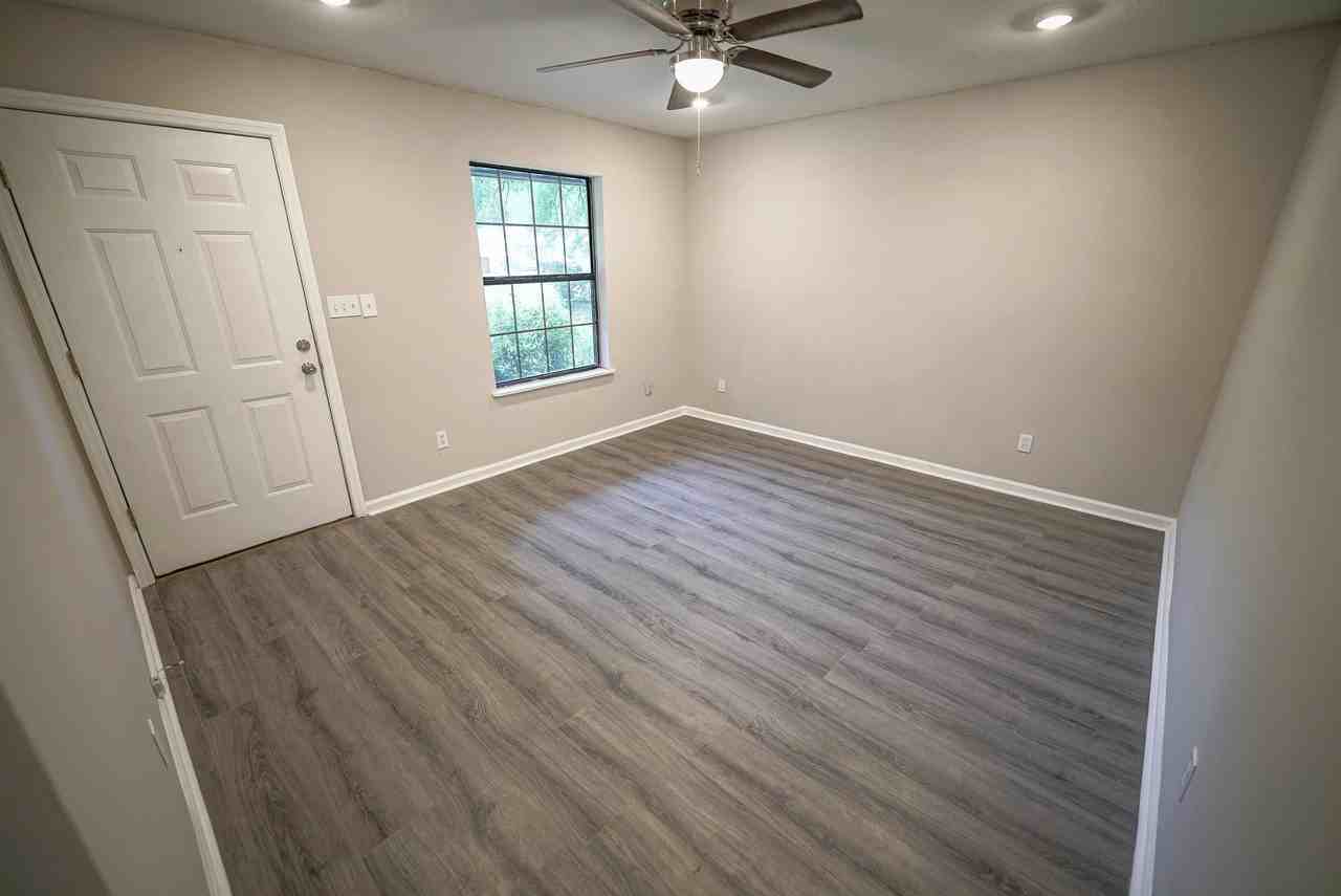 8407 Lenova Ln - Photo 7 of 38