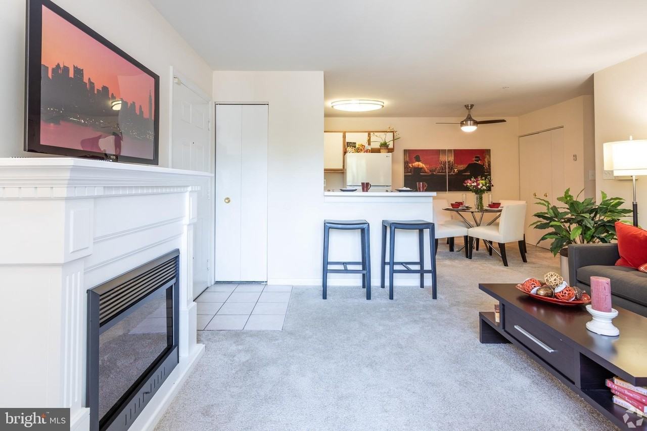 7 Lockhart Circle #F - Photo 4 of 11