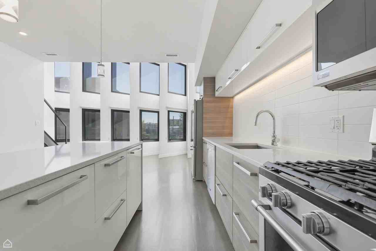 2012 W Grand Ave ##2f - Photo 6 of 10