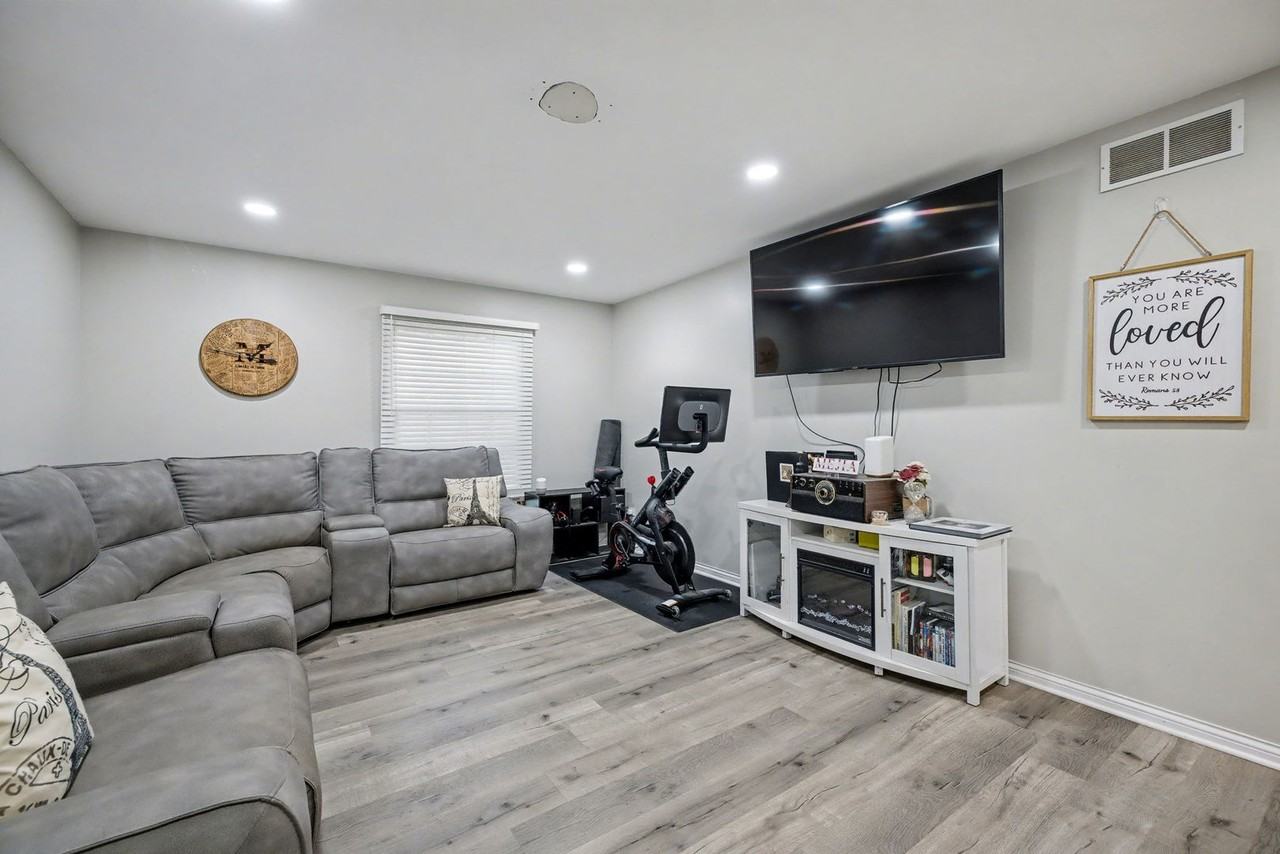 2208 Root St - Photo 6 of 17