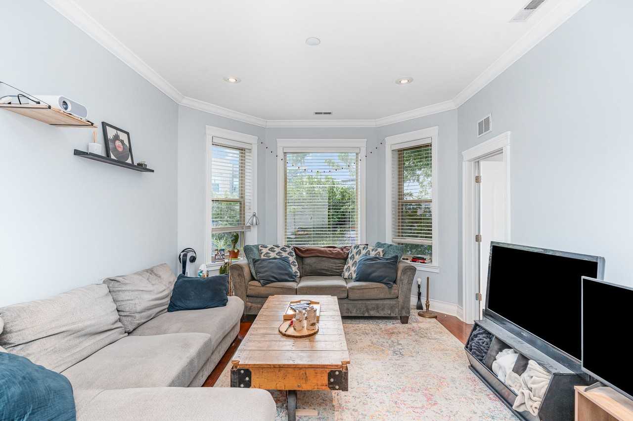 2725 N Kedzie Ave ##2 - Photo 2 of 18