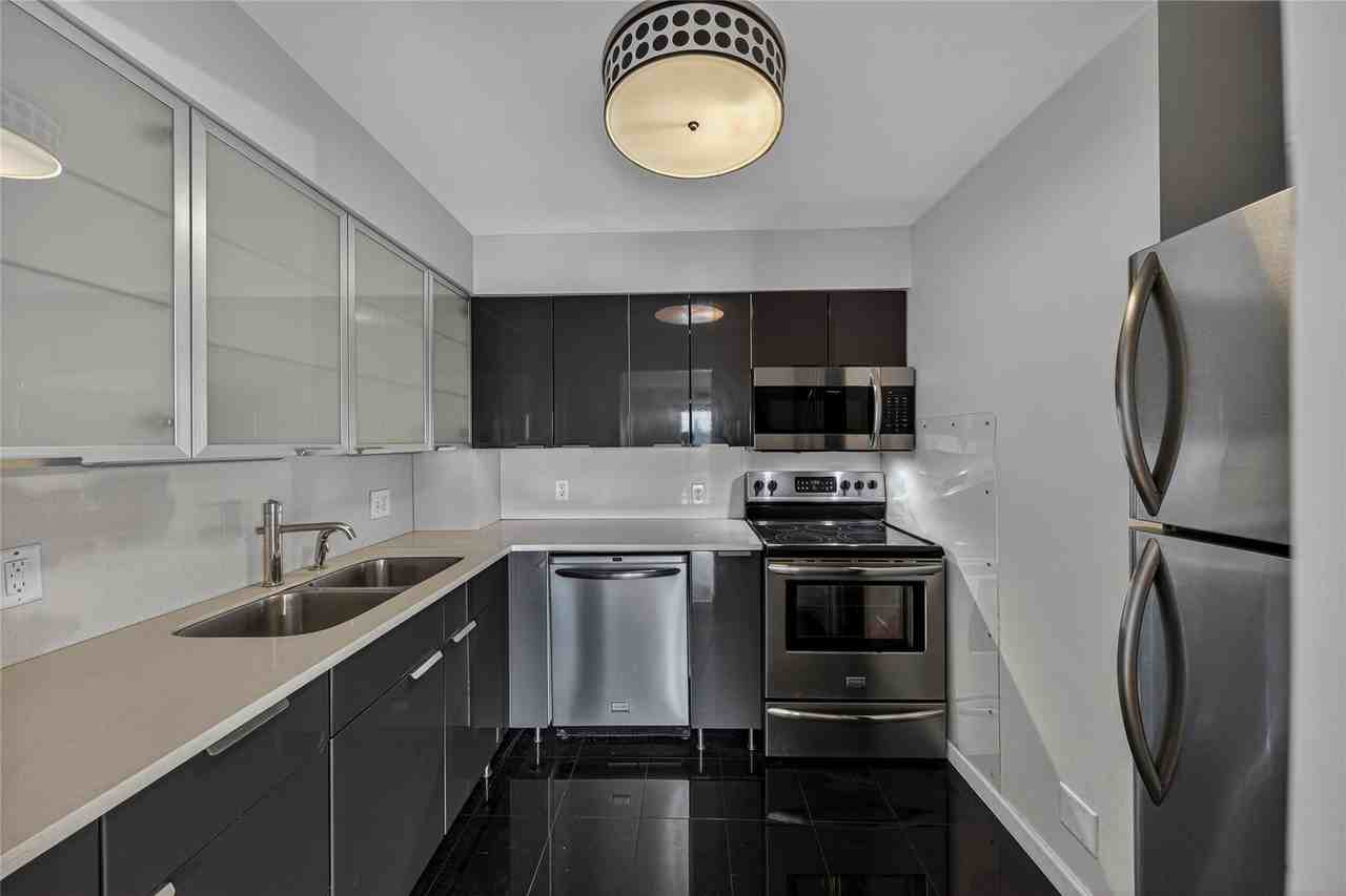 1625 Se 10th Ave - Photo 3 of 27