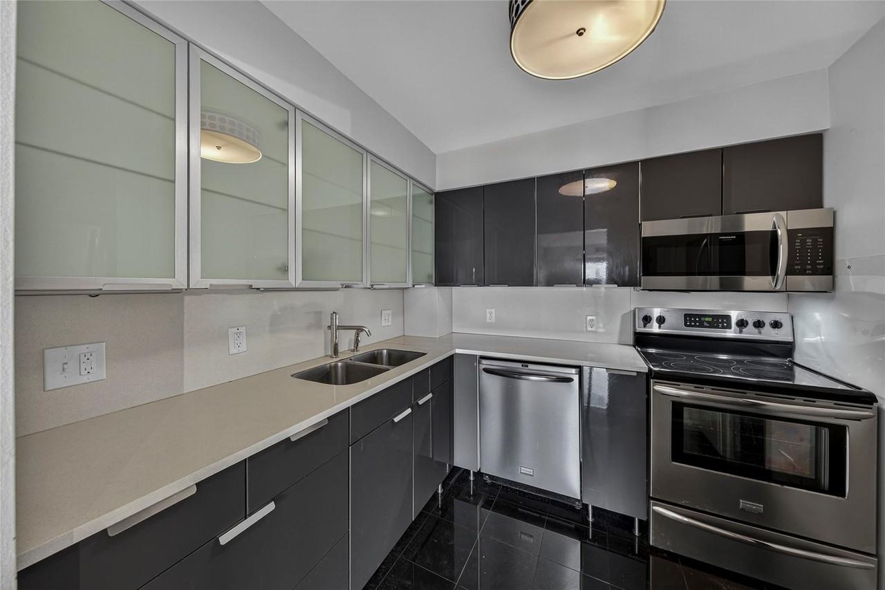 1625 Se 10th Ave - Photo 4 of 27