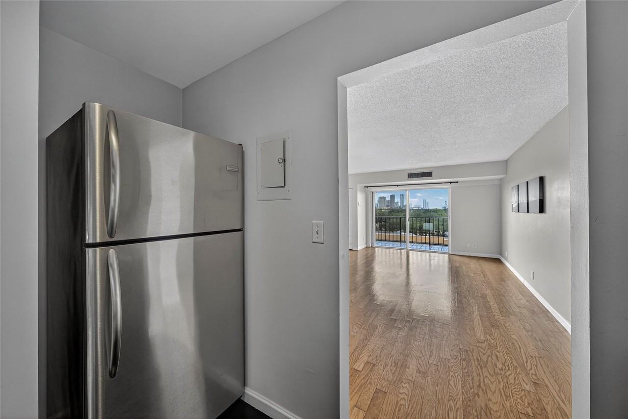 1625 Se 10th Ave - Photo 5 of 27