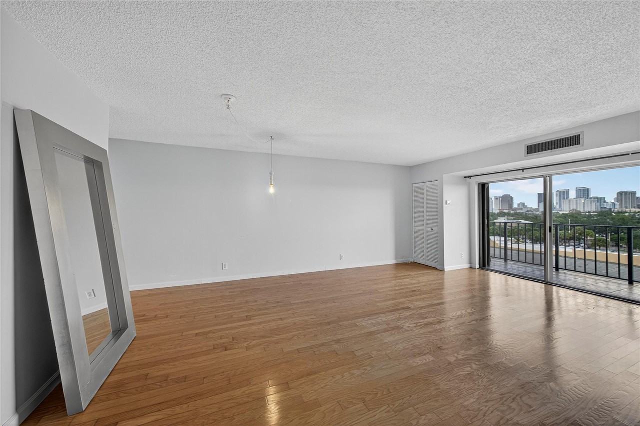 1625 Se 10th Ave - Photo 6 of 27