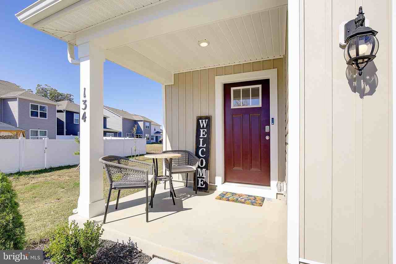 134 Charming Forest Ave - Photo 2 of 32