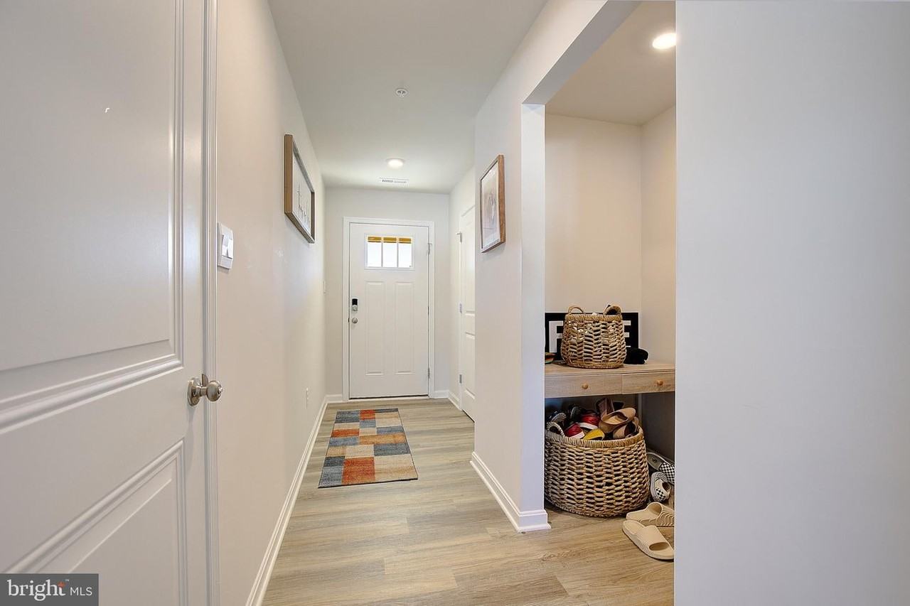 134 Charming Forest Ave - Photo 4 of 32