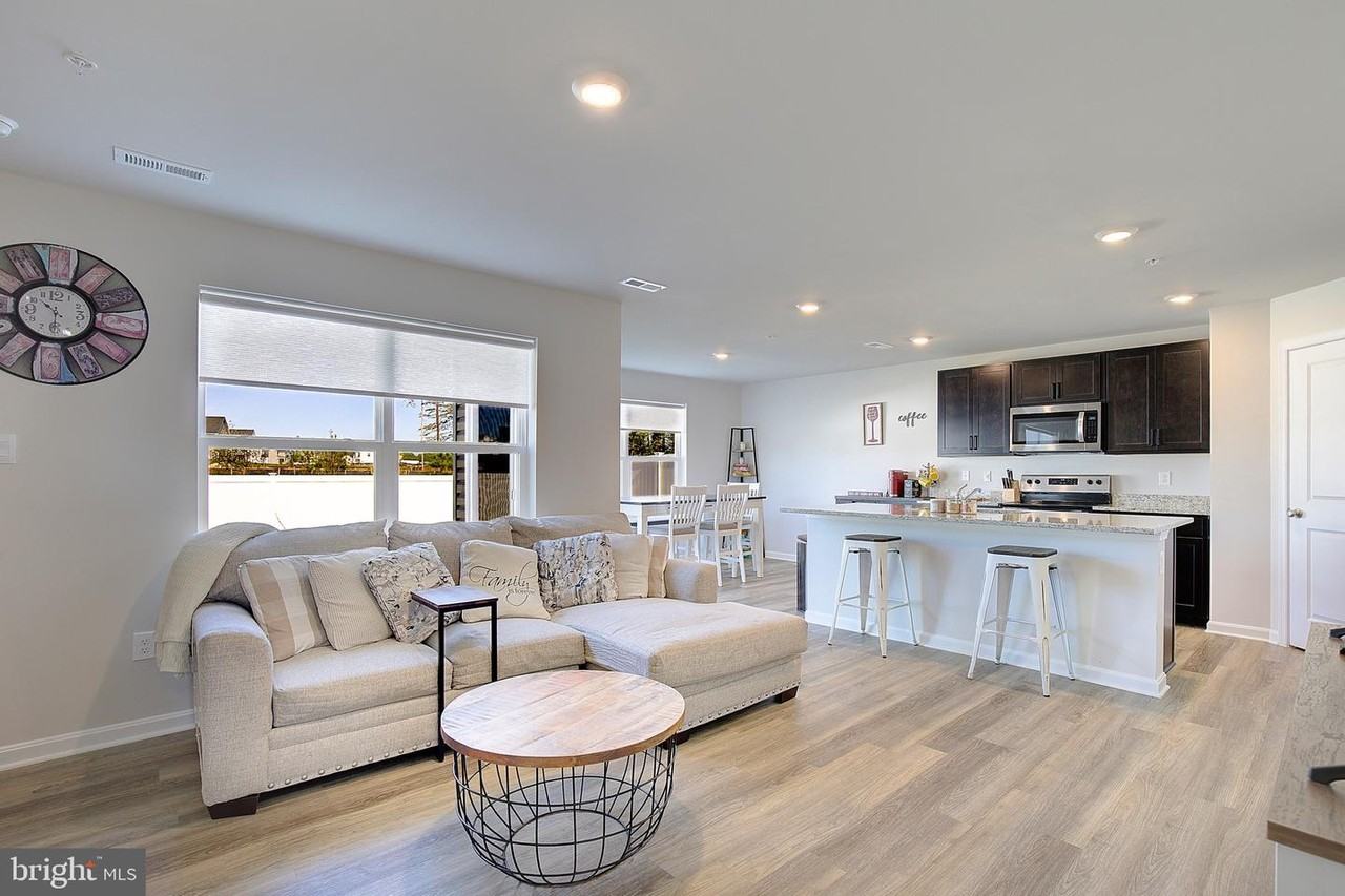 134 Charming Forest Ave - Photo 5 of 32