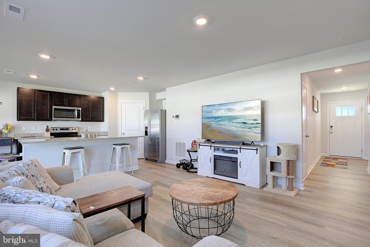 134 Charming Forest Ave - Photo 6 of 32