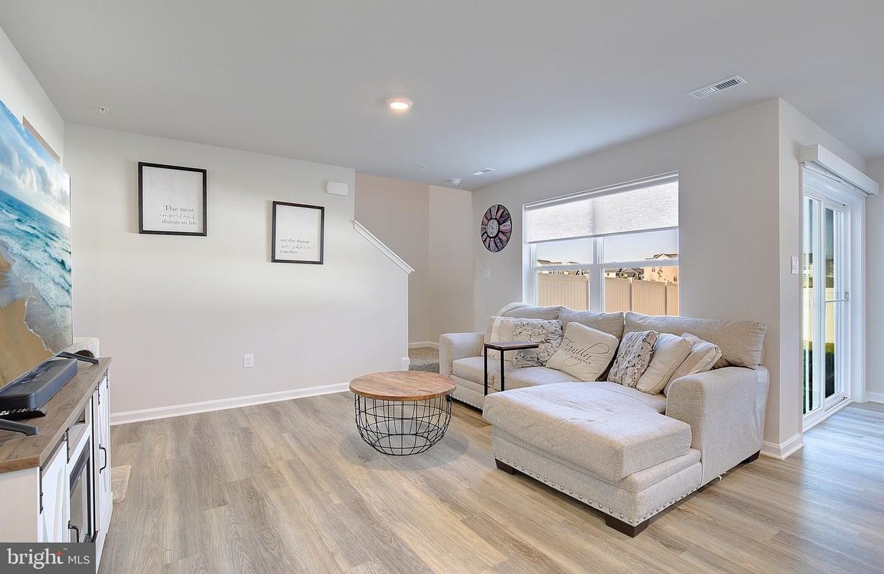 134 Charming Forest Ave - Photo 7 of 32