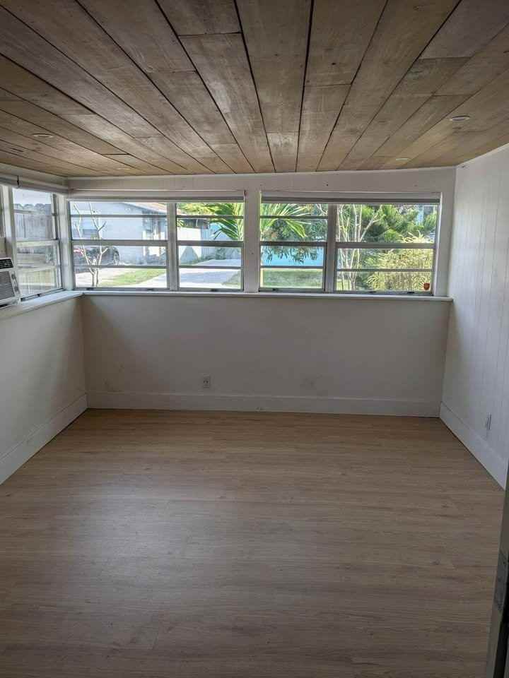 605 Northeast 27th Street - Photo 3 of 9