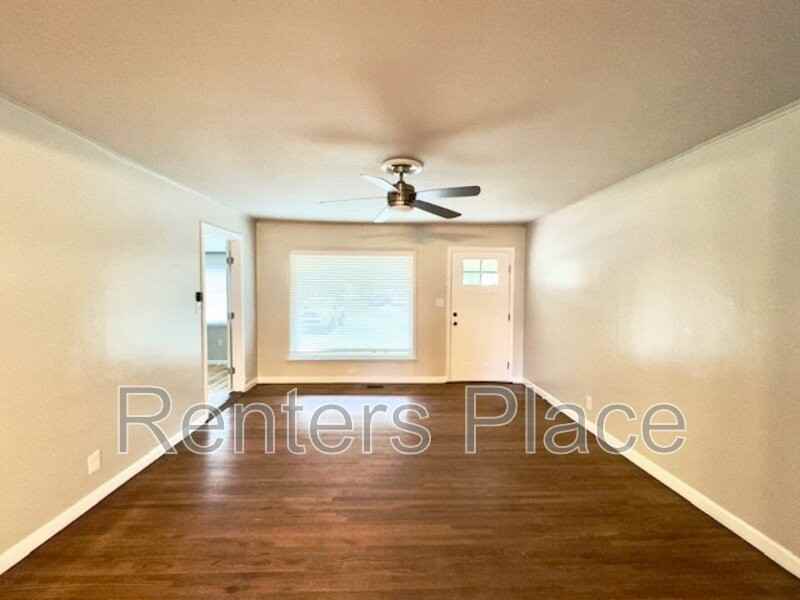 208 East 45th Place - Photo 4 of 20