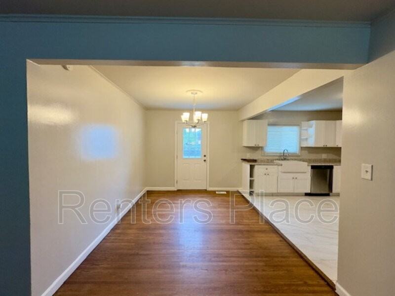 208 East 45th Place - Photo 5 of 20