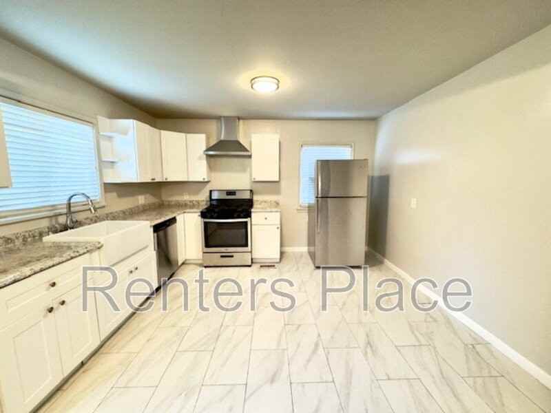 208 East 45th Place - Photo 7 of 20