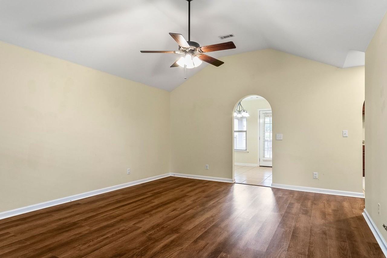 172 Roscommon Rd - Photo 4 of 26