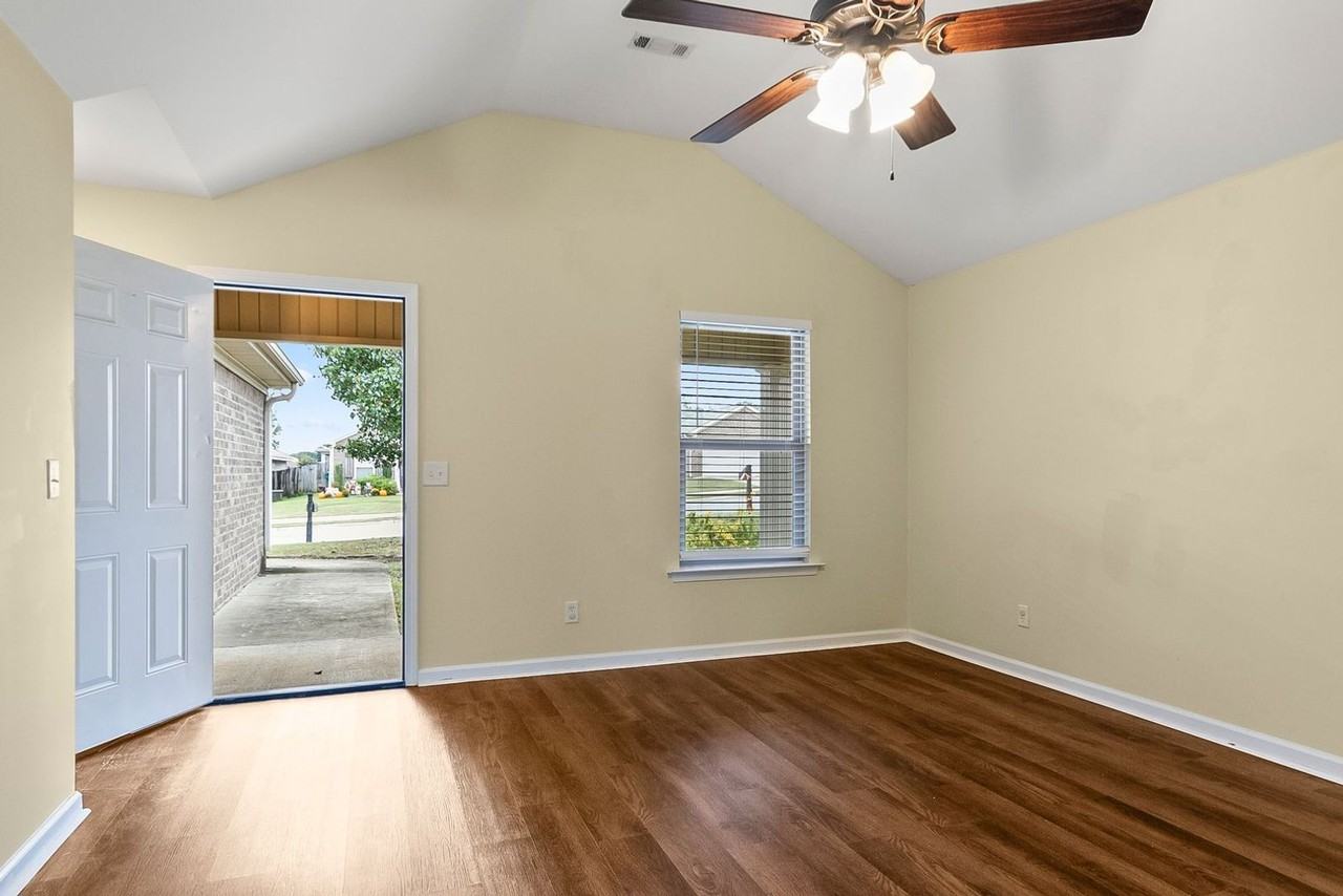 172 Roscommon Rd - Photo 5 of 26